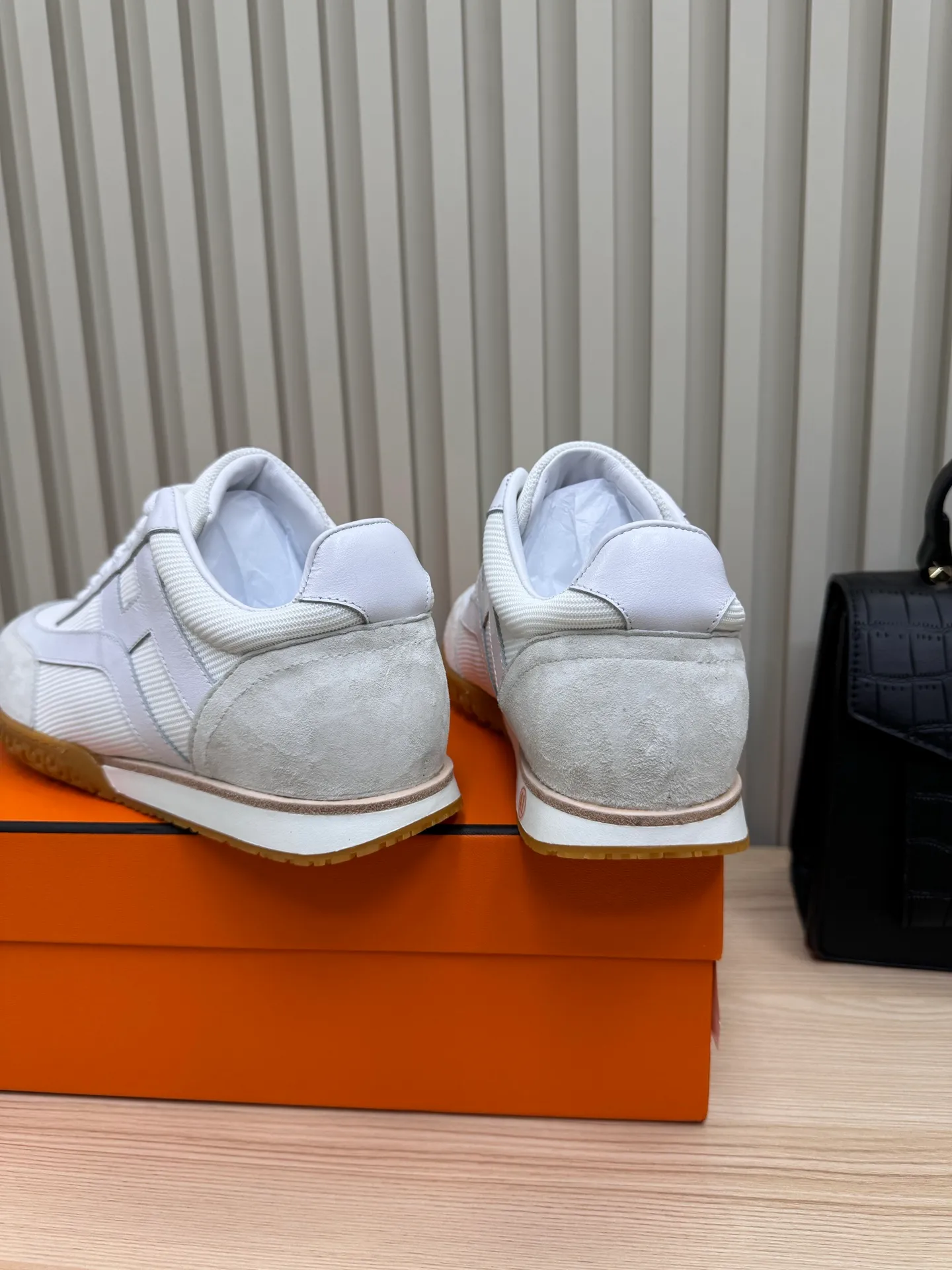 👟👟Ex-factory price 600👟👟 Hermes / Top version #couple style 24ss casual sneakers Suede goatskin sneakers decorated with contrasting patterns and iconic "H" details, beautifully packaged at the delivery counter🛍📦 Fabric: suede + down cloth Lining: mixed sheep lining Outsole: original TPU Bottom thickness: 2CM Size: 35-45